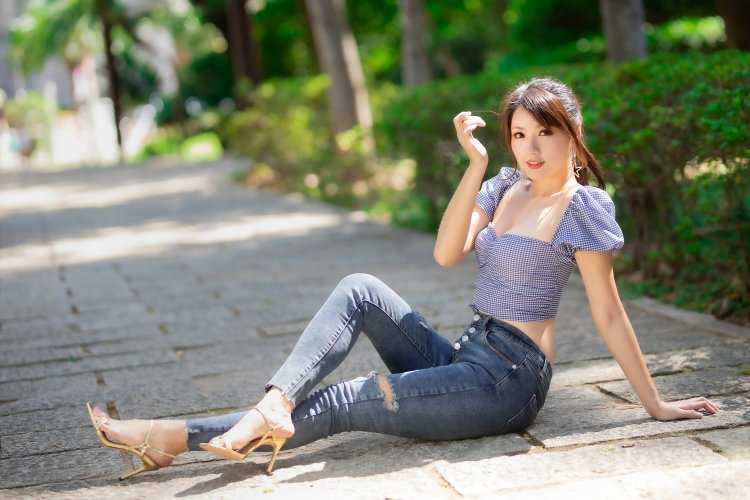 Азиатские девушки в обтягивающих джинсах