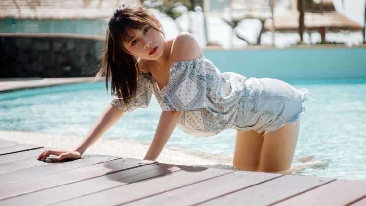 Милые девушки позируют