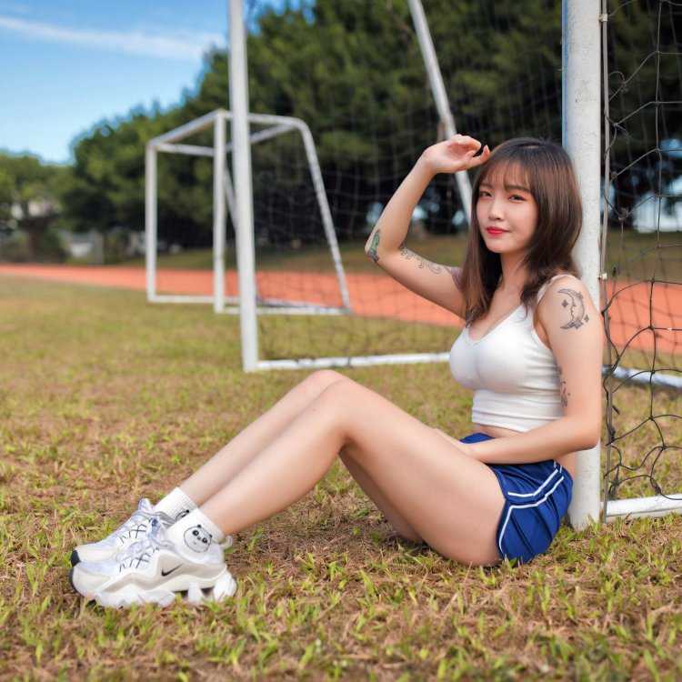 Азиатки в спортивных шортах