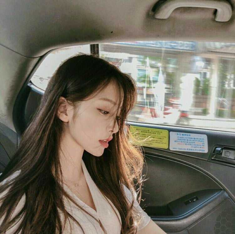 Кореянка в машине