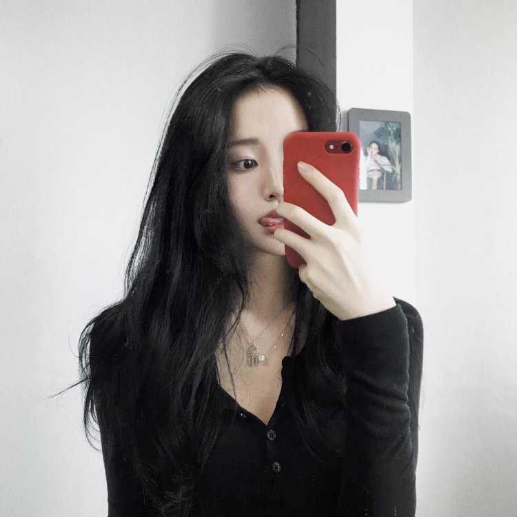 Кореянка с черными волосами селфи