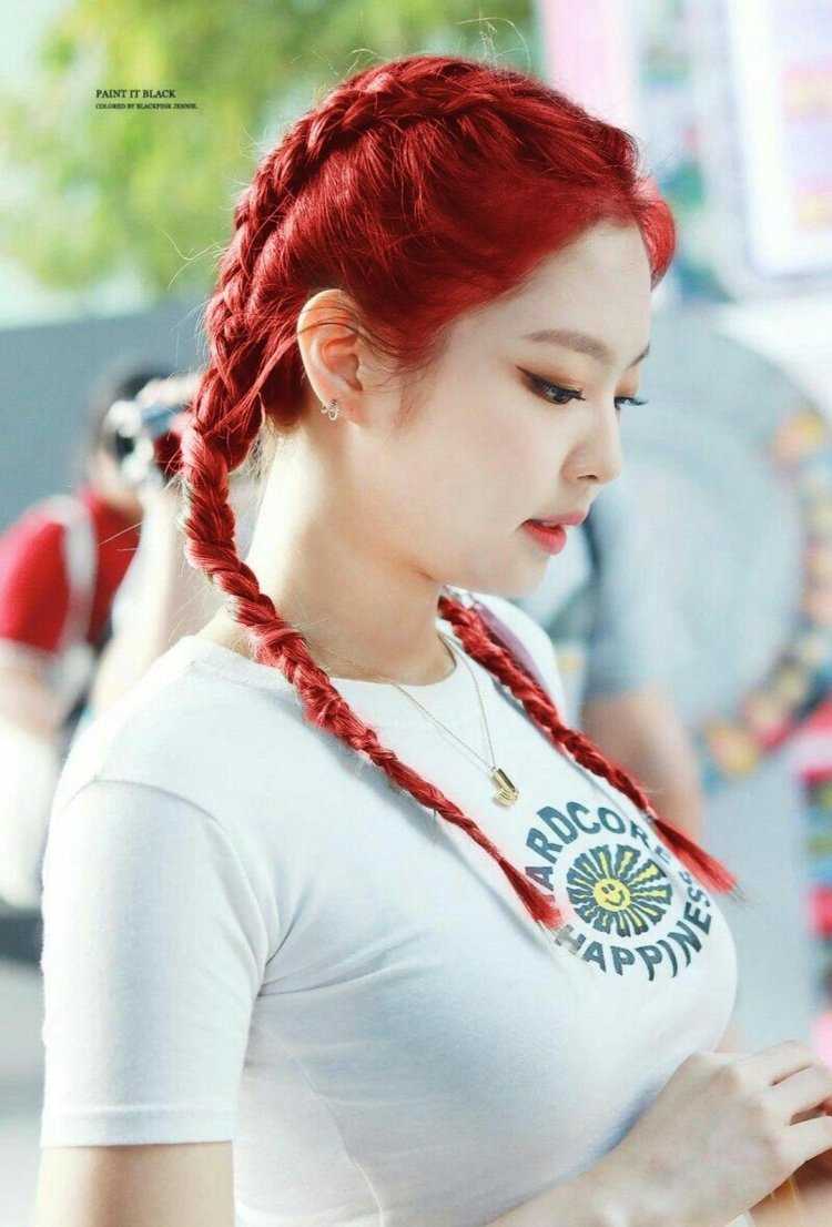 Дженни Ким с косичками