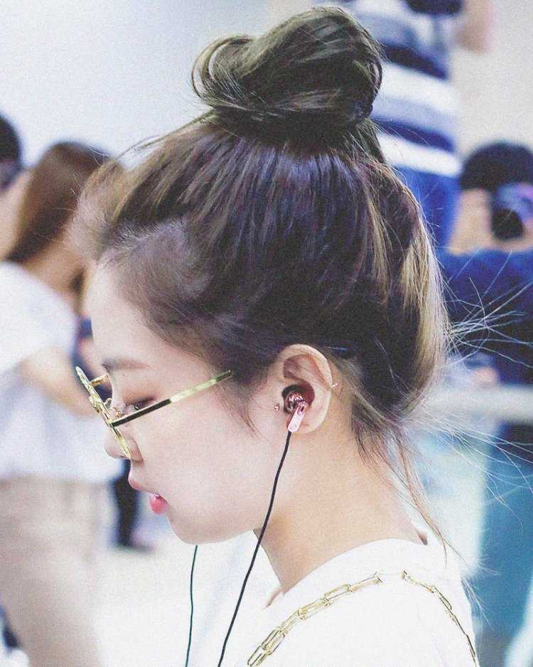 Ким Дженни с хвостом