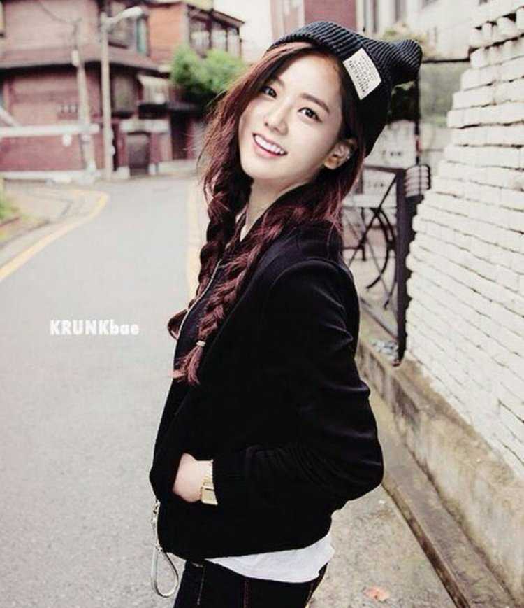 Кореянка с черной косичкой