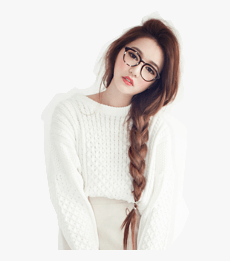 Девушка с косичками и в очках