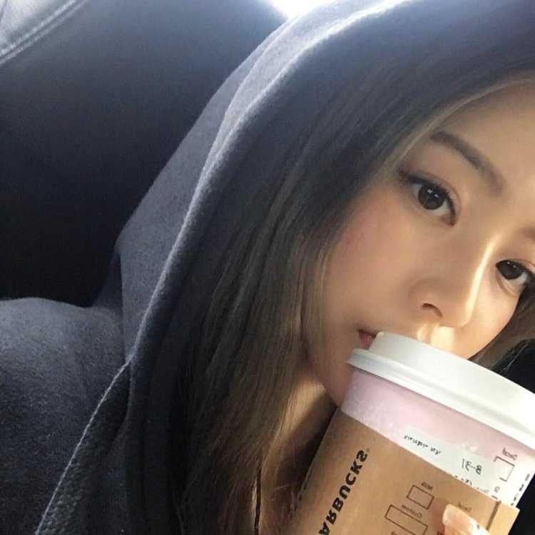 Кореянка с кофе