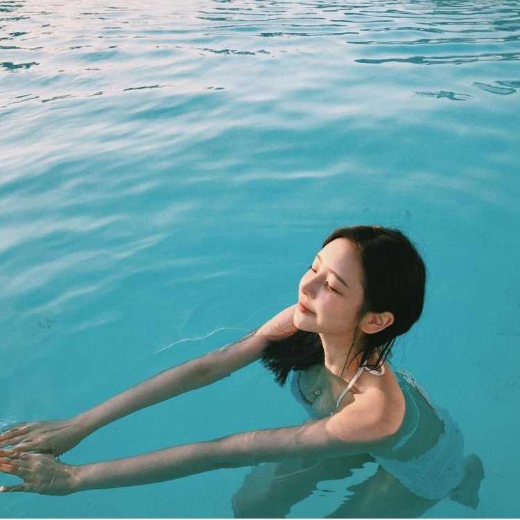 Кореянка в бассейне5