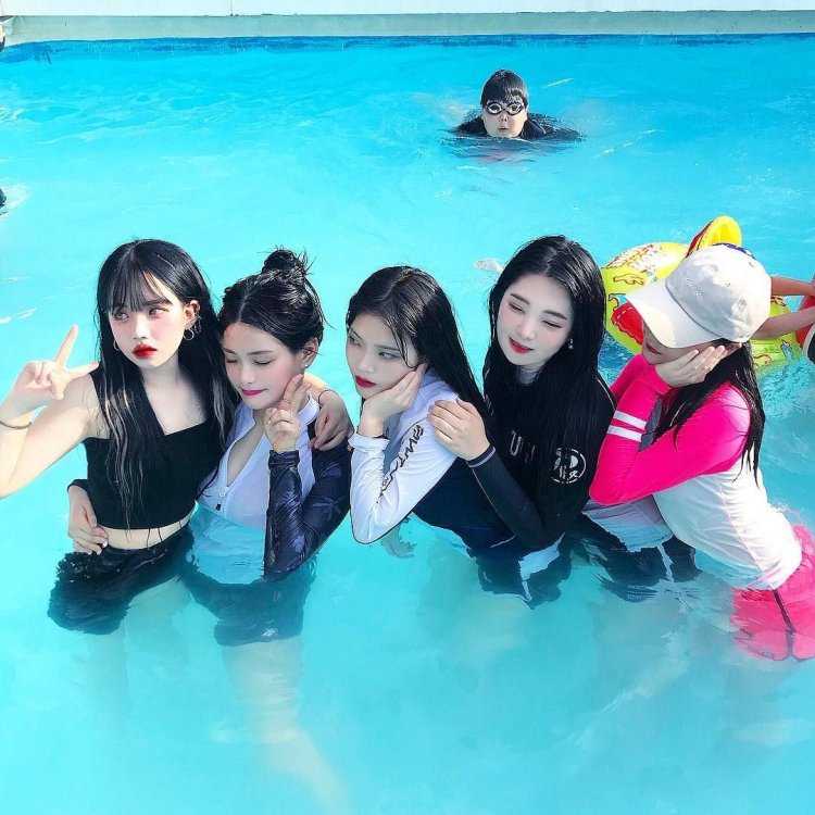 Девочка плавает кореянка