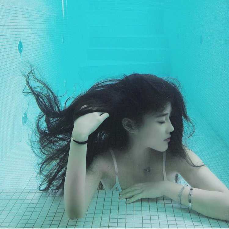 Девочка плавает кореянка