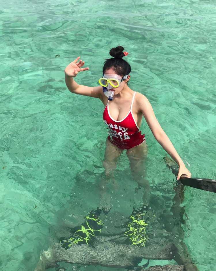 Девушка плывет на Мальдивах