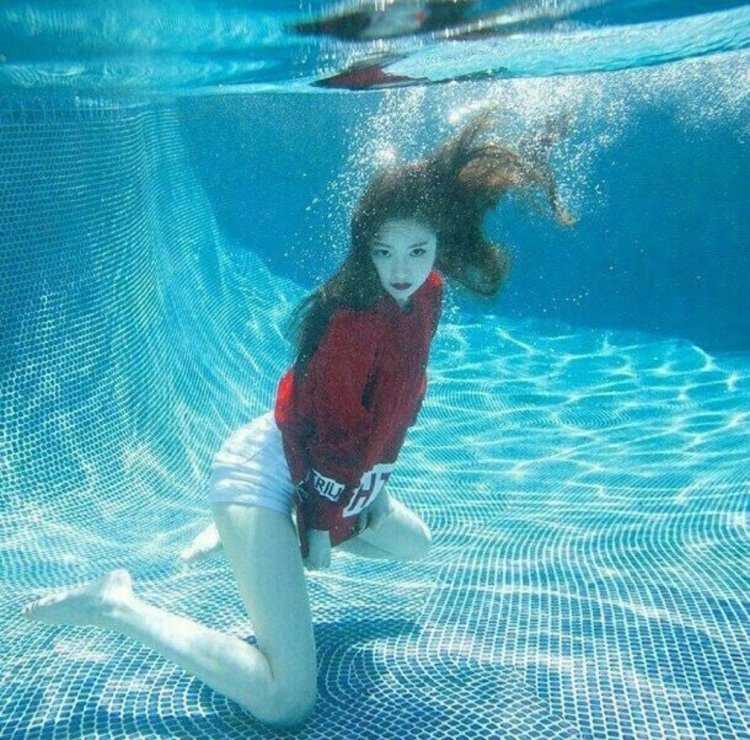 Маленькая девочка под водой