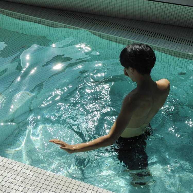 Кореец в бассейне