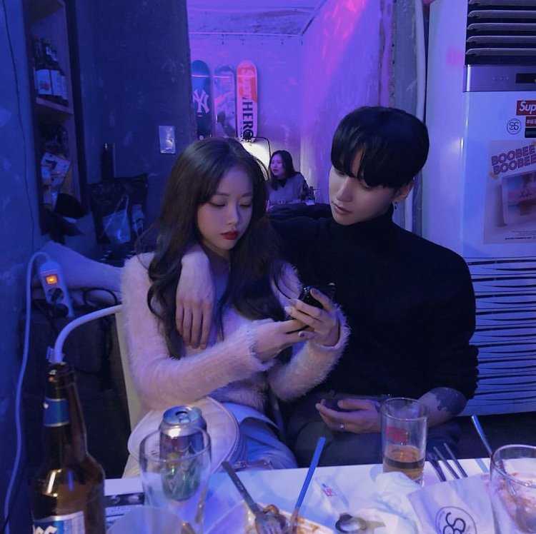 Корейская пара в кафе