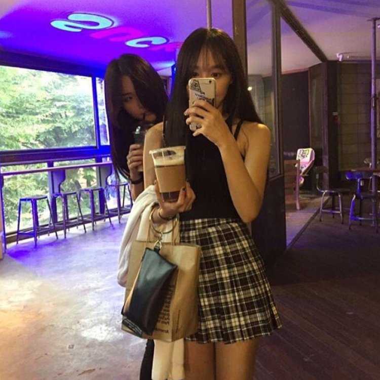 Подружки кореянки в кафе