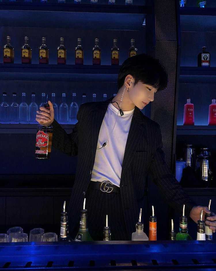 Парень в баре Эстетика