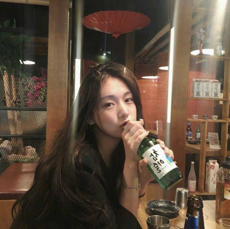Девушка с соджу