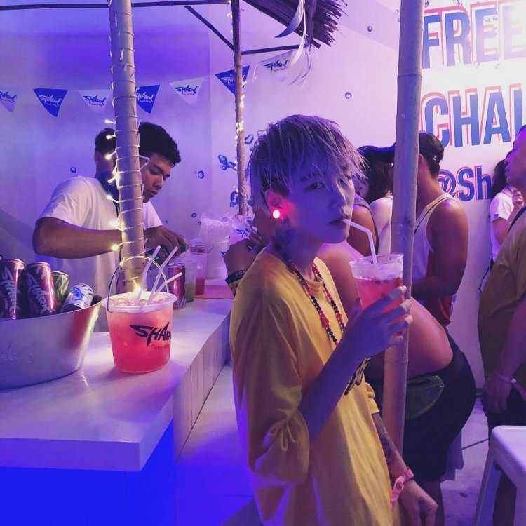 Корейские парни в клубе