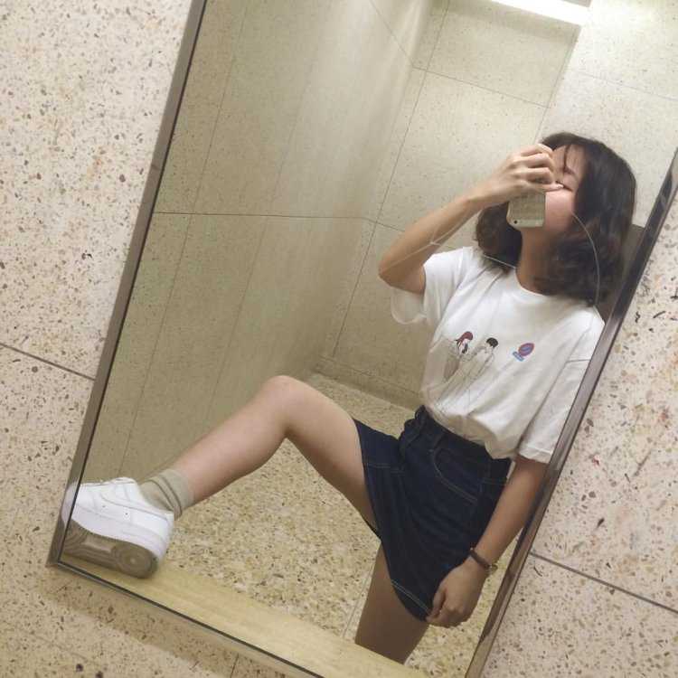 Кореянки в зеркале без лица