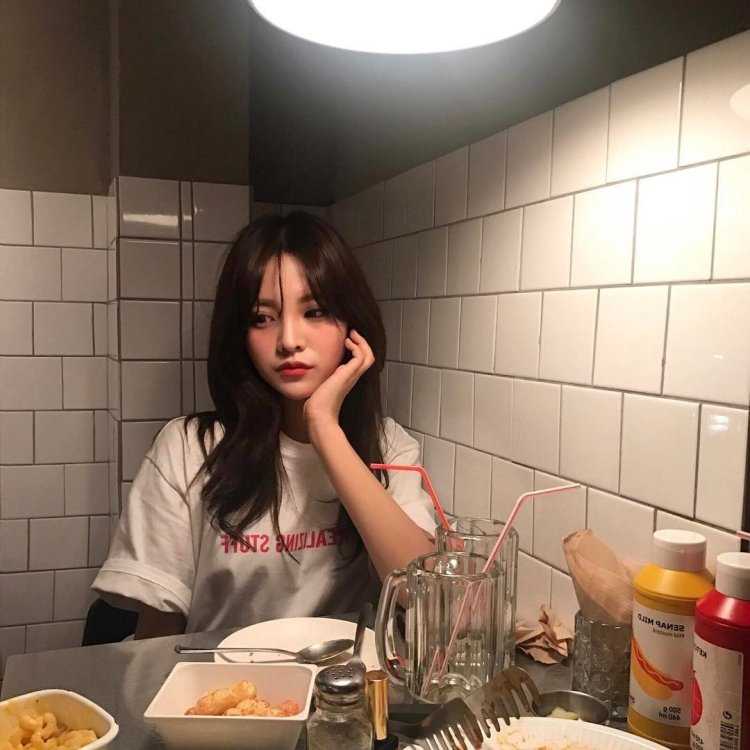 Кореянка в кафе