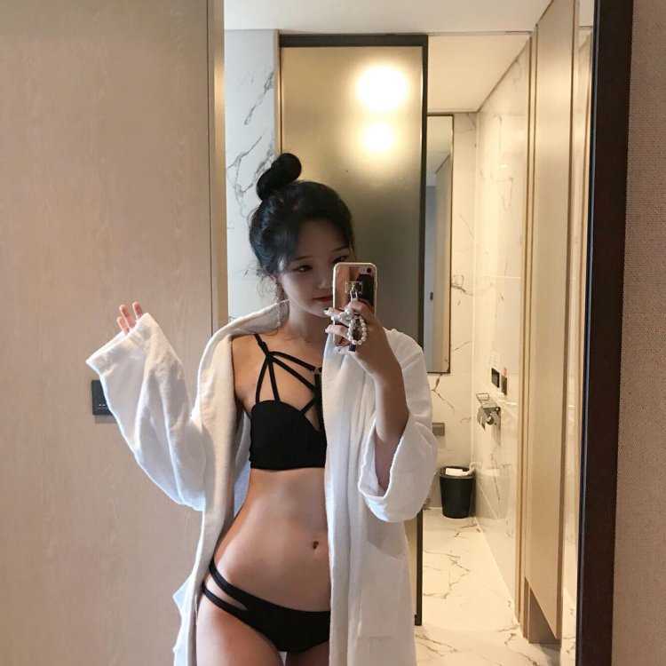 Кореянка в Нижнем белье селфи