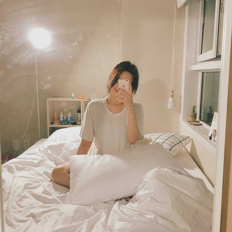 Кореянка в кровати