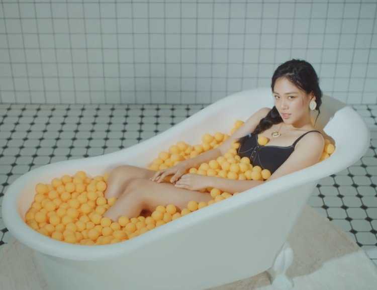 Корейская девочка в ванной