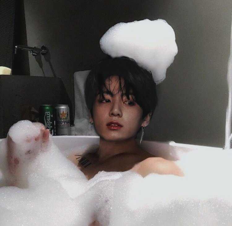 Парень кореец в душе