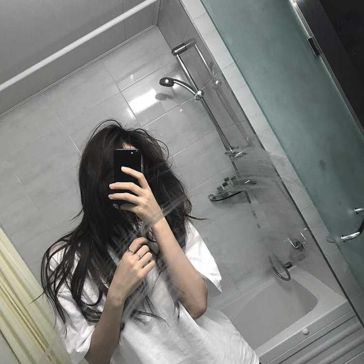 Кореянки в зеркале без лица