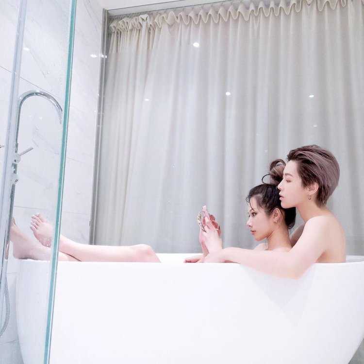 Корейские парочки в ванной