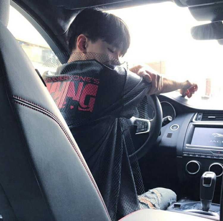 Корейские парни в машине