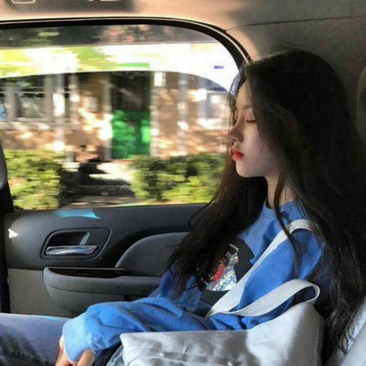 Кореянка в машине