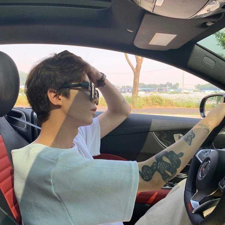 Корейские парни в машине