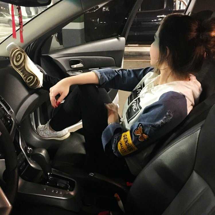 Девушка селфи в салоне автомобиля