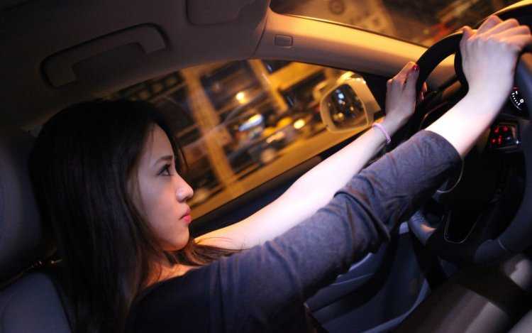 Девушка в машине