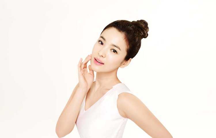 Кореянка на белом фоне