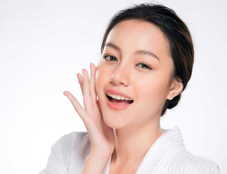 Корейская девушка с чистым лицом