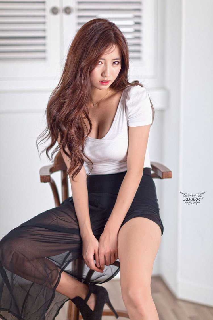 Азиатки в кожаном белье