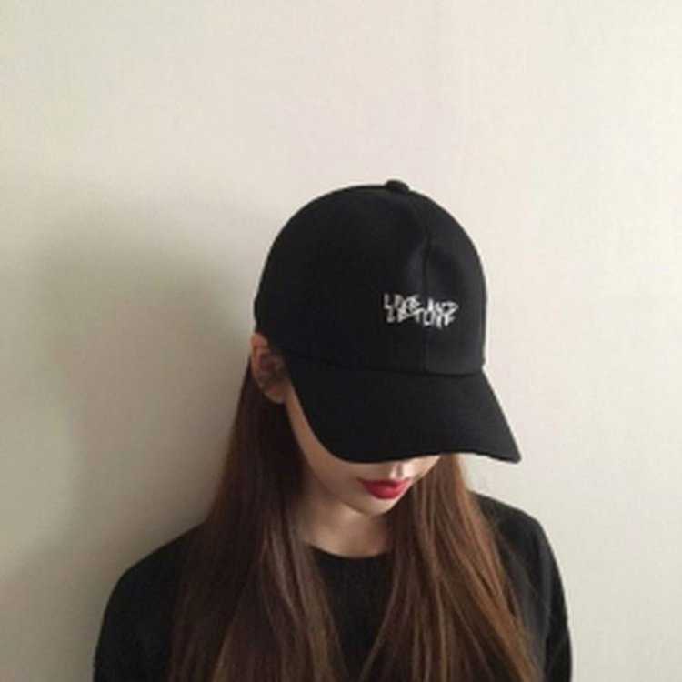 Девушка в черной бейсболке