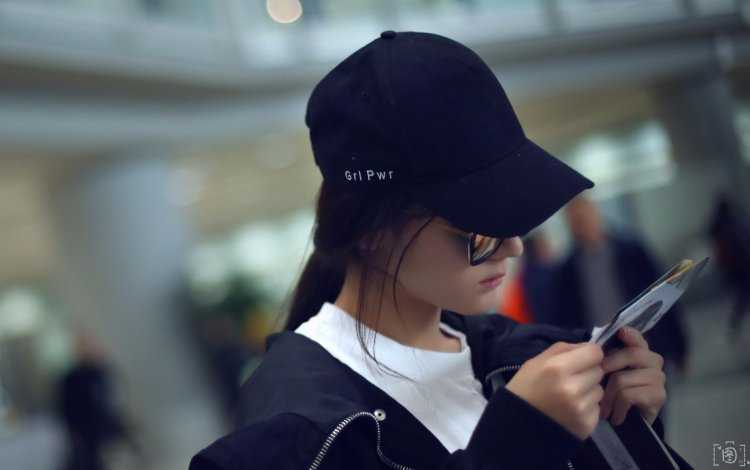 Девушка в черной кепке