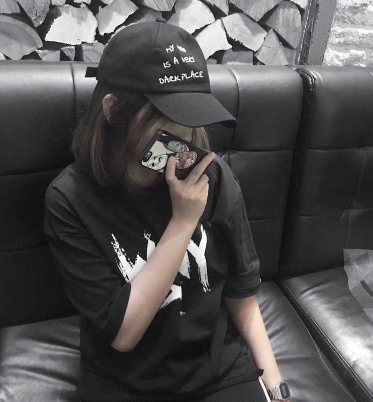 Кореянки в кепках с короткими волосами