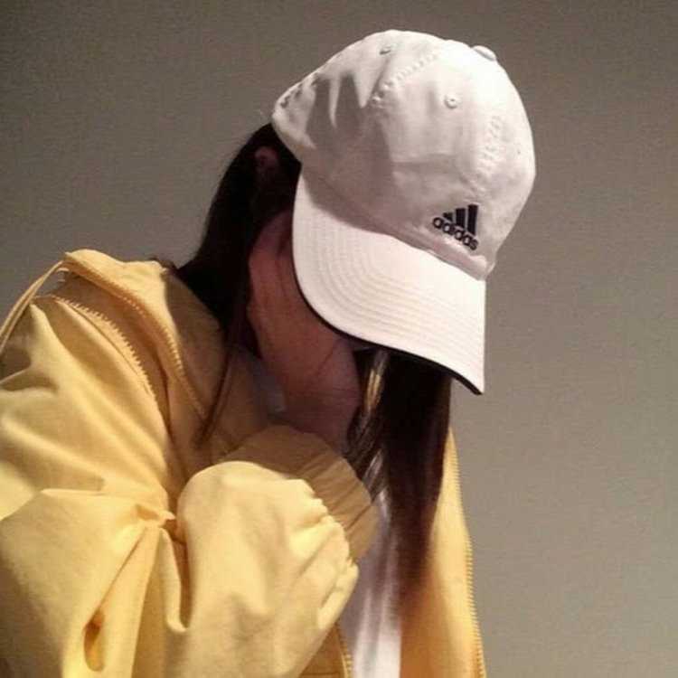 Девушка в кепке и капешон