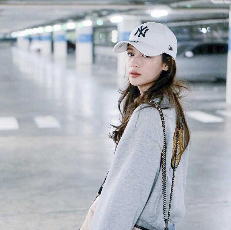 Корейские актрисы в бейсболках