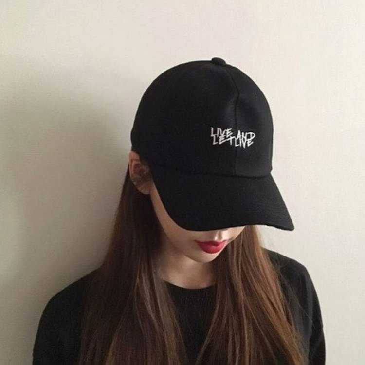 Девушка в кепке