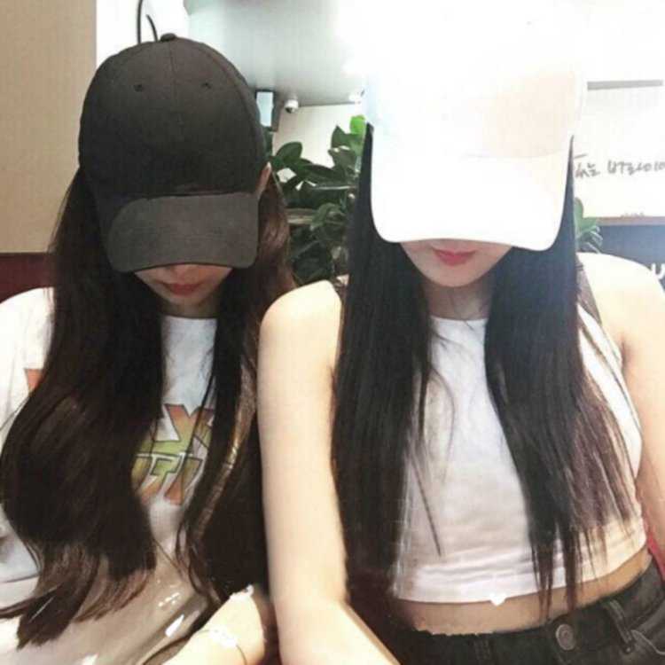 Корейские девушки в масках и кепках