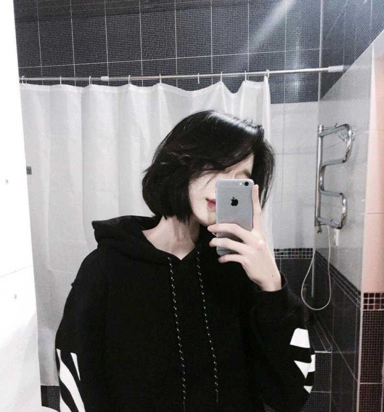 Кореянка с черными волосами каре