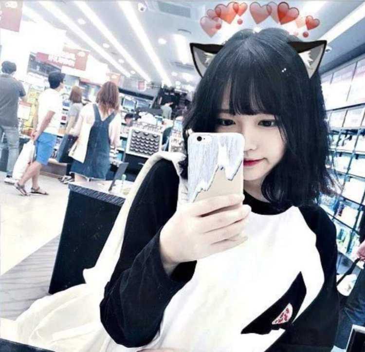 Кореянка с короткими чёрными волосами