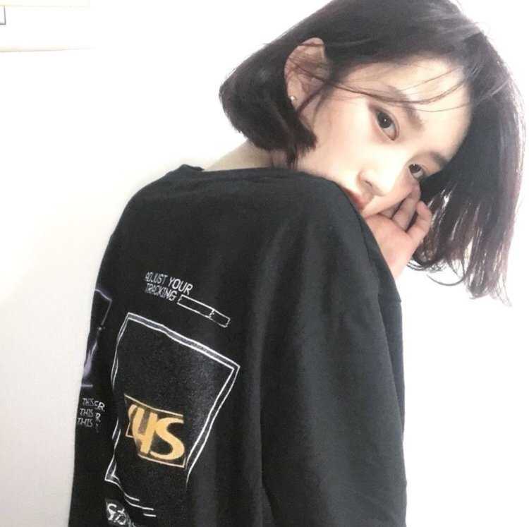 Кореянка с короткими чёрными волосами