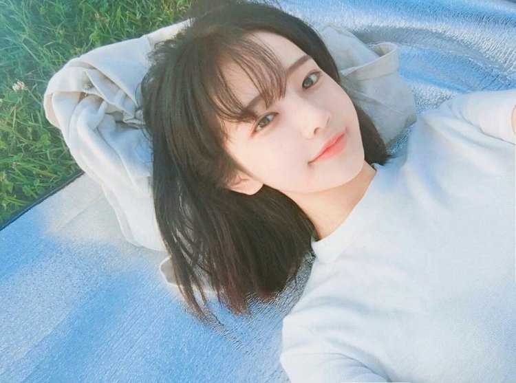 Милая кореянка с короткими волосами