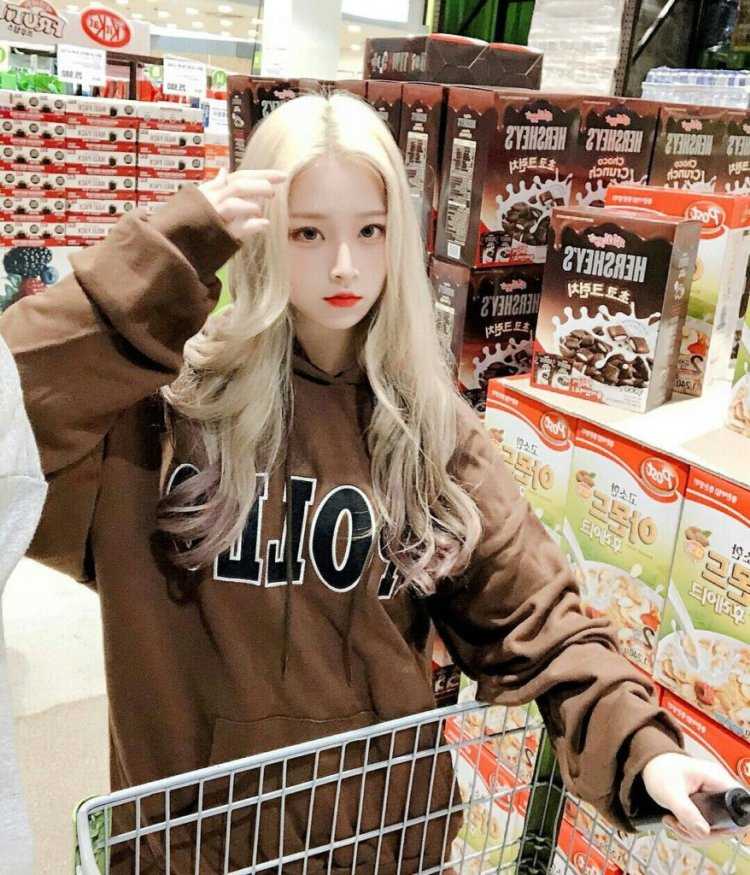 Кореянка с белыми волосами