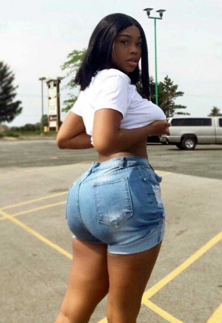 Девушки с большой попой шорты